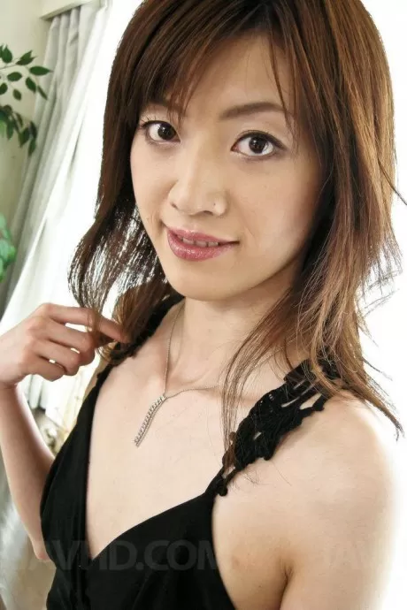 Азиатка Канон Ханай сосет инструмент и трахается пальцами в жопу