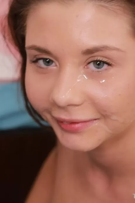 Миниатюрная молоденькая Линда Стар принимает член глубоко в свою задницу на своей кровати