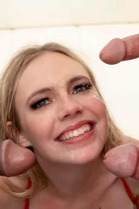 Натуральная блондинка Ребел Райдер встает на колени перед тремя большими членами