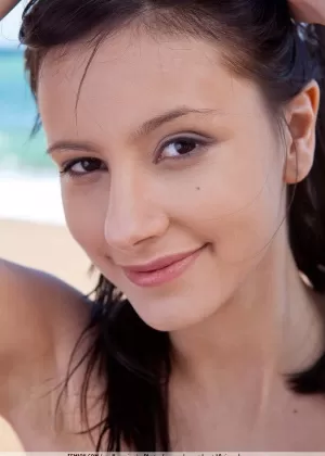 Симпатичная молоденькая Полина Н снимает купальник, чтобы позировать обнаженной на доске для серфинга