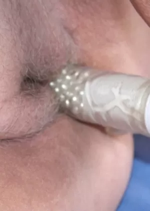 Толстушка брюнетка с большими сиськами раздвигает и набивает свою киску игрушкой