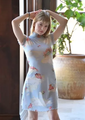 Любительская девушка Кукки раздевается догола, прежде чем лизать пол