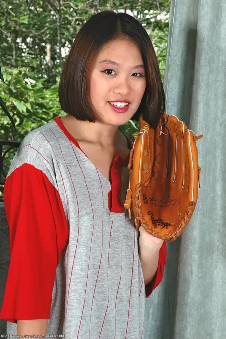 Любительская азиатская красотка обнажает все натуральные сиськи и волосатую киску