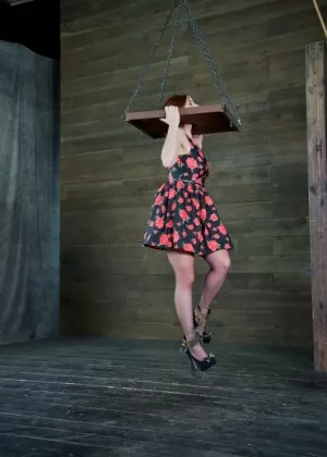 Топлесс блондинка Кэти Си борется с привязями, заткнув рот клейкой лентой