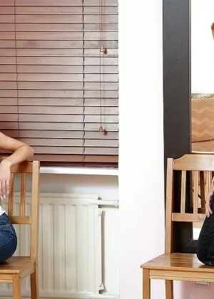 Противные игры и фистинг фото двух похотливых подростков-лесбиянок