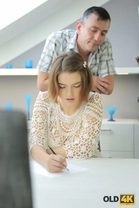 Молодая и грудастая девушка Марина Висконти вступает в половую связь со своим старым любовником