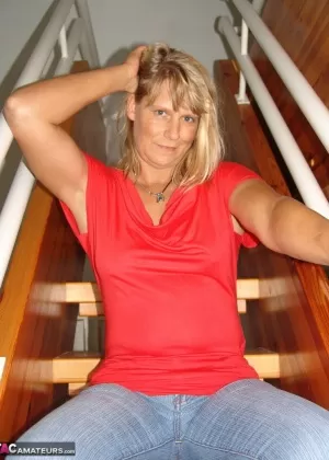 Пожилая блондинка сладкая Сьюзи раздевается полностью догола после подъема по лестнице