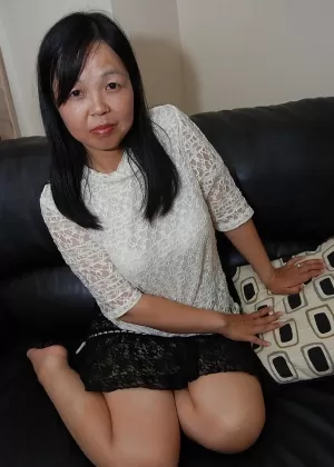 Азиатка Харуэ Номура раздевается и обнажает свою сочную пизду крупным планом