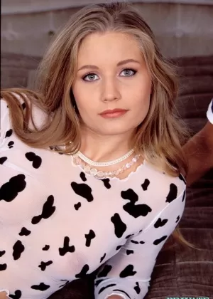 Грудастая зрелая милфа Меган раздевается до своих черных чулок, чтобы подрочить свою киску