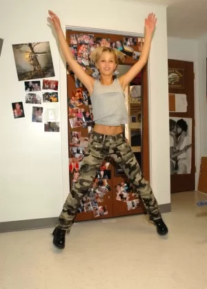 Евро цыпочки в военной форме и чулках раздевают друг друга