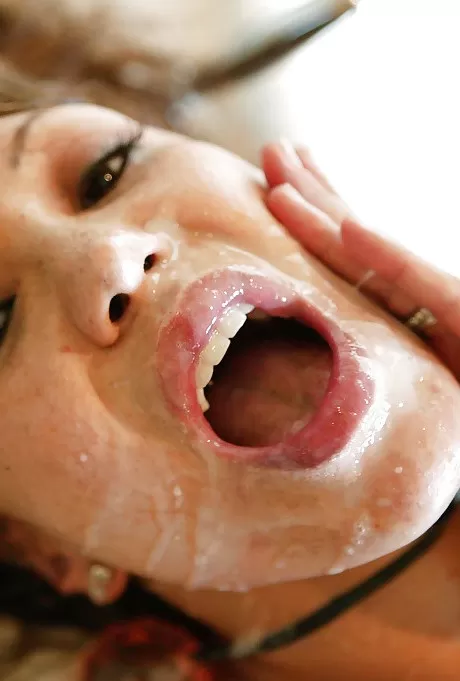 Азиатская милфа красотка Ава Дивайн получает унижение и фетишистский трах