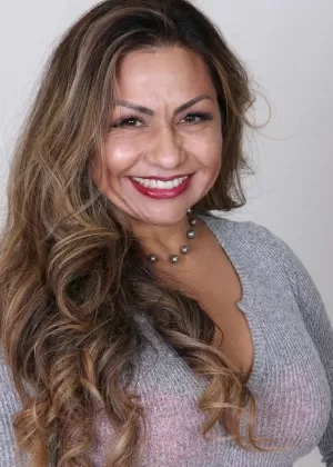 Более 30-летняя латиноамериканка Рокси Рокс показывает свой клитор после того, как раздевается догола