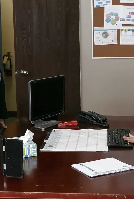 Белокурая секретарша Шери Девилл раздвигает обтянутые шлангами ножки для лиза 3