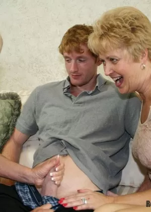 Пожилая женщина Грудастая Блисс ласкает свои большие натуральные сиськи после того, как надела нижнее белье