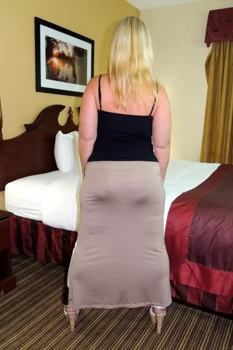 Женщина в очках Ди Сирен обнажает свою большую задницу перед тем, как отсосать член