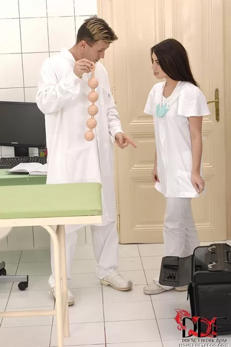 BNrse с большой фетиш-вставкой секс-игрушки кукла Тиффани и доктор становятся развратными