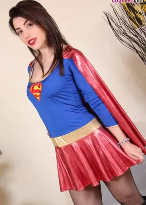 Соло девушка Никола Кисс попыхивает трубкой кальяна во время мастурбации в палатке