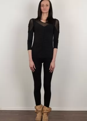 Стройная мама с темными волосами стоит совершенно голая в дебюте обнаженной модели