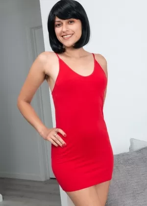 Темноволосая любительница Энди Мун с гордостью показывает свое небритое тело после раздевания