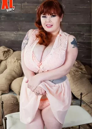 Пухленькая любительница Бек раздевается догола в лесу для мастурбации на открытом воздухе