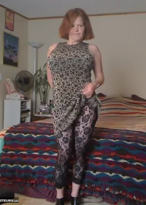 Толстая бабуля ома Либби полностью раздевается на балконе в одиночестве