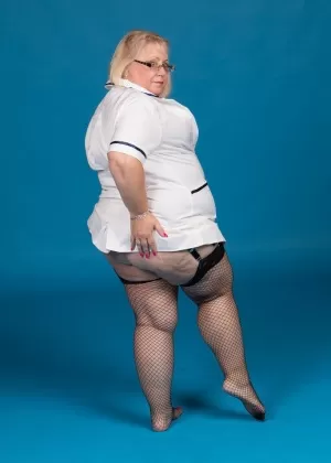 Зрелая медсестра в чулках раздвигает свою пизду для озорной игры с киской