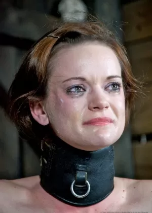 2 женщины в черных бюстгальтерах и стрингах связываются после того, как их трахнули