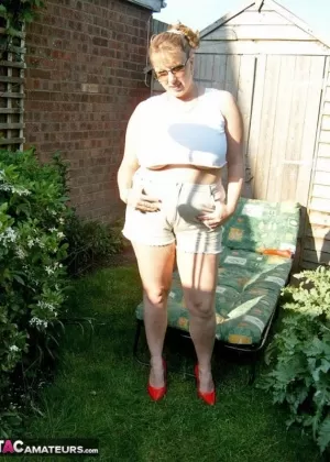 Британская любительница пышных форм Клэр обнажает свои сиськи на шезлонге, пока сосет фаллоимитатор