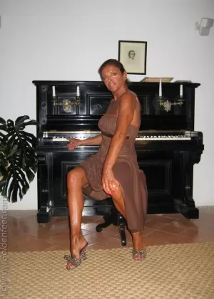 Непослушная британка леди Сара и ее проколотая пизда мочатся на пол