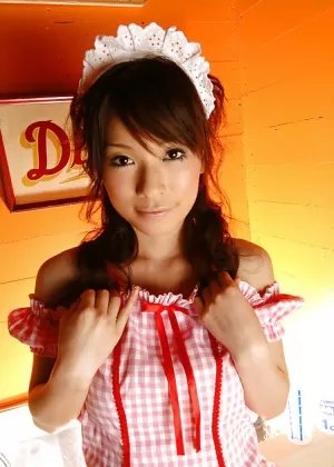 Азиатская любительница Елена снимает с себя одежду, чтобы позировать обнаженной