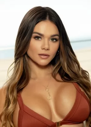 Красивая девушка Tahlia Paris сжимает свою шикарную задницу после раздевания