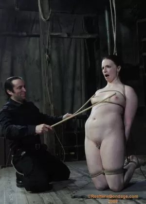 Молодая блондинка Дакота Скай присоединяется к паре для жесткого секса втроем