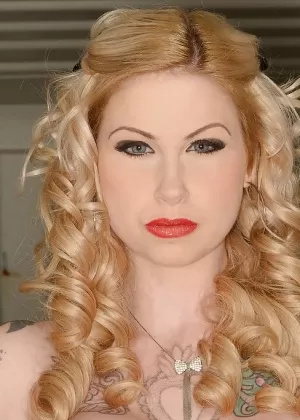 Милф блондиночка Холли Хаттон показывает свое идеальное тело во время раздевания