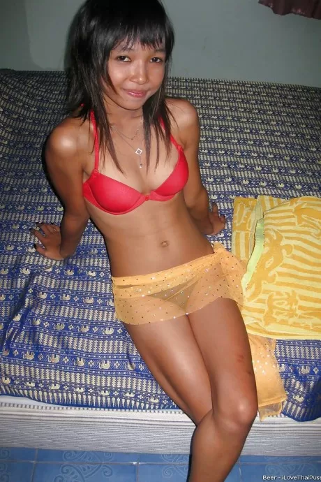 Тощая молодая азиатка снимает свое нижнее белье и трахается