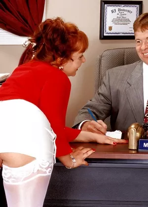 Толстая секретарша Alexxxis Allure щеголяет крашеными волосами, трахая своего босса