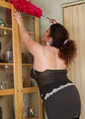 Зрелая женщина Джилли с удовольствием показывает массивные отвисшие сиськи и раздвигает жирную киску