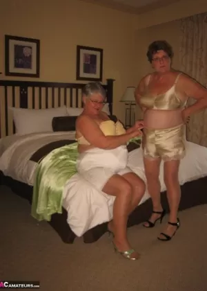 Старая любительница Линда Джонс обнажает свои отвисшие сиськи, когда раздевается догола