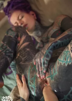 Распутная мамаша с огромными сиськами фистингует и мастурбирует свою дырку славы