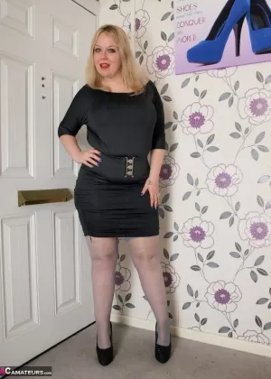 Худенькая латиноамериканка Хлоя Р. раздвигает свои половые губы после того, как раздевается догола