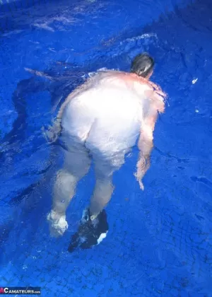 Белокурая бабуля раздевается догола в солнцезащитных очках и чулках на заднем дворе