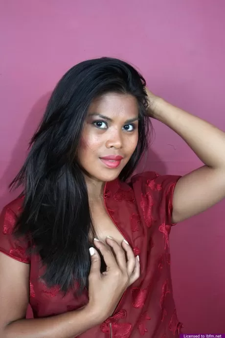 Азиатский подросток Аркадия освобождается от одежды для своих первых обнаженных поз