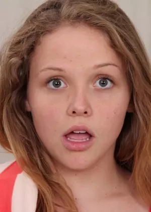 Любительская молоденькая София Моноре демонстрирует лысую 18-летнюю киску крупным планом