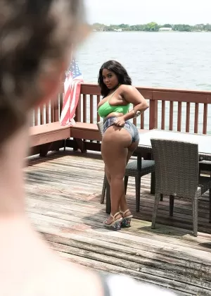 Рыжая толстушки Черная вдова АК держит свои сиськи в руках после надевания очков