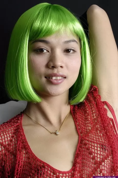 Едва законная азиатская танцовщица Плаа обнажает свои маленькие сиськи, когда раздевается догола