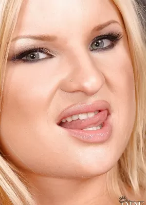 Реалити-блондинка Кэгни Линн Картер трахается в сексуальной униформе