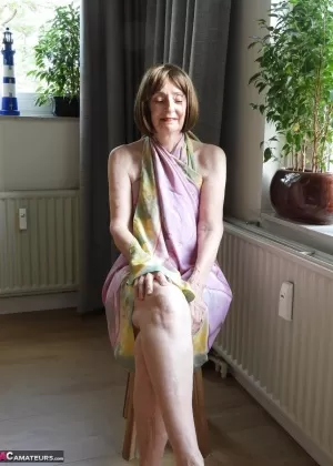 Пожилая леди Кэт Китти снимает бикини на пути к тому, чтобы полностью раздеться