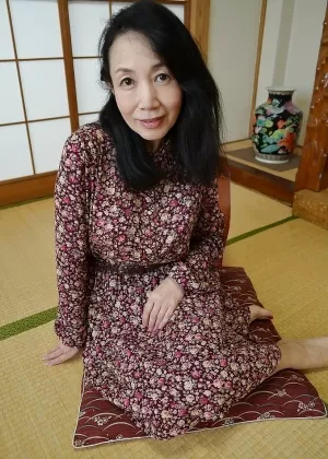 Более 30-летняя азиатка Лаки Старр впервые раздевается догола на кожаном диване