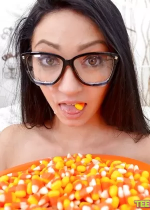 Молодая блондинка порнозвезда Пайпер Перри приступает к работе по облизыванию массивного члена