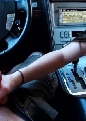 Пожилая толстая цыпочка Андреа играет с сосками, дроча пальцами свою киску