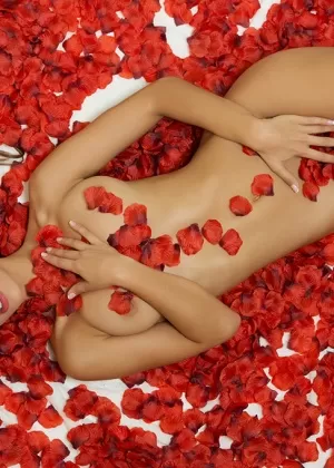 Горячая соло девушка Лена Андерсон пальцем раздвигает свою бритую вагину во внутреннем дворе